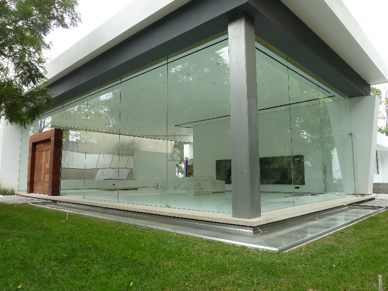 Frente vidriado con puertas corredizas y perfilería de aluminio negro