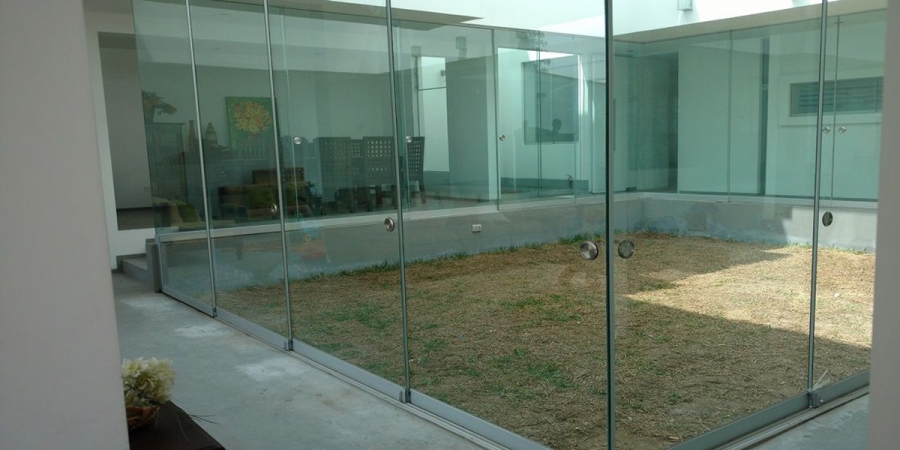 Frente vidriado de oficina con divisiones de aluminio y vidrio templado