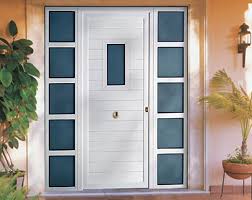 Puerta de vidrio repartido con marco de aluminio negro