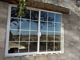 Ventana con diseño de cuadros y marco de aluminio