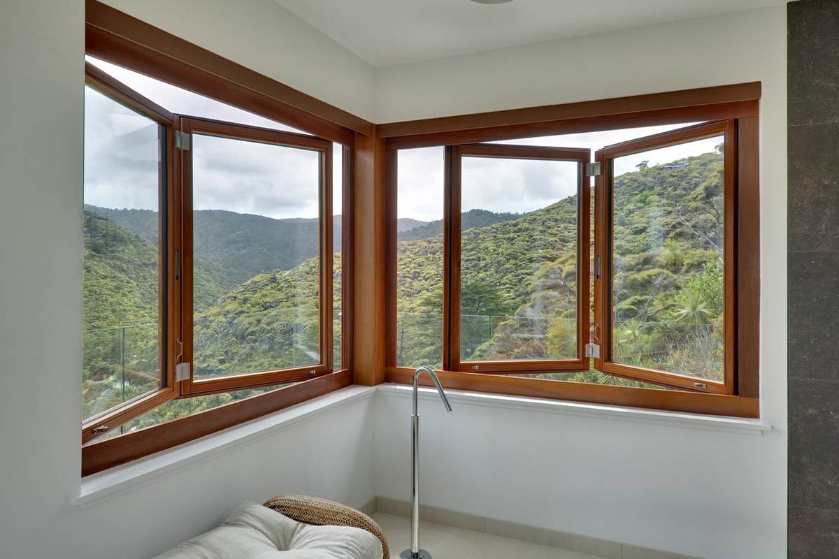 Ventana de madera rústica con vidrios amplios