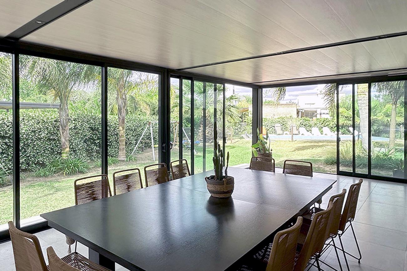 Cerramiento de galería con aberturas corredizas de aluminio blanco