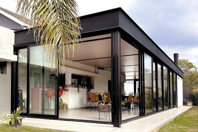 Galería cerrada con ventanas de aluminio y vidrio repartido